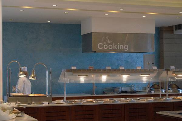 Live Cooking Bereich im Crystal Springs Beach Hotel mit Küchenutensilien und einem Koch.