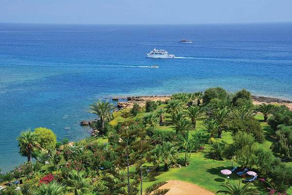 Aussicht auf das Meer und Boote vom Crystal Springs Beach Hotel.