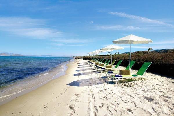 Strand mit Liegesesseln und Sonnenschirmen im Astir Odysseus Kos Resort & Spa