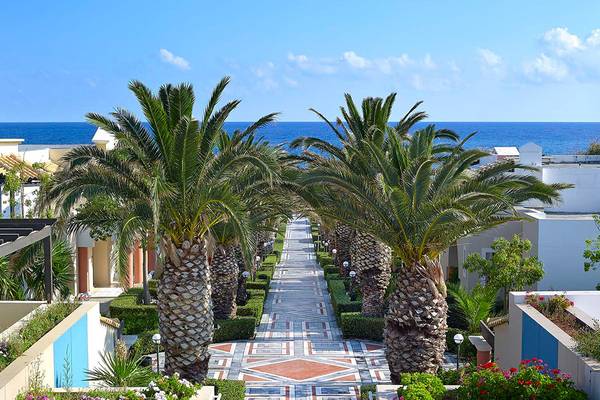 Allee mit Palmen am Aldemar Knossos Royal Resort mit Blick auf das Meer