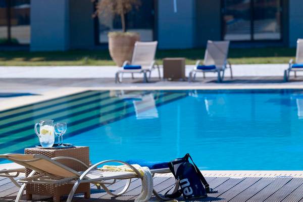 Pool mit Lounge-Bereich im Astir Odysseus Kos Resort & Spa