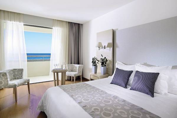 Zimmer im Astir Odysseus Kos Resort & Spa mit Blick auf das Meer