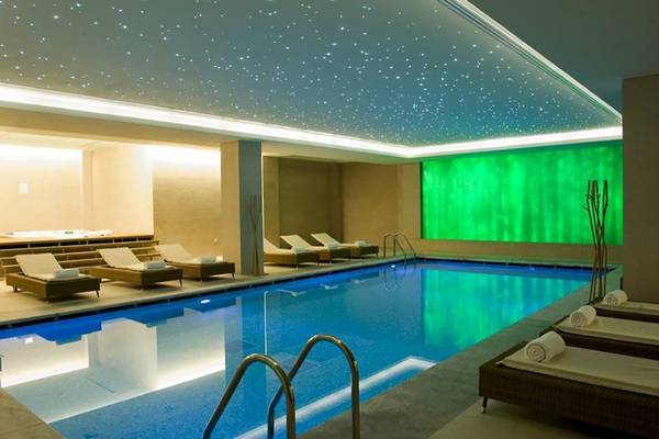 Innenpool des Astir Odysseus Kos Resort & Spa mit Sternenhimmel-Decke und Loungebereich