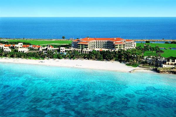 Luftaufnahme des Melia Las Americas Hotels mit Strand und Meer