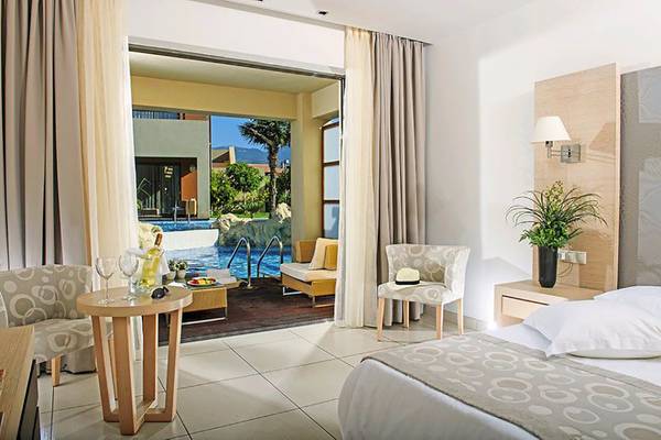 Suite-Zimmer im Astir Odysseus Kos Resort & Spa mit Poolblick.