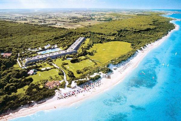 Luftaufnahme des VOI Alimini Resorts mit Swimmingpool, Rasenflächen und Strand