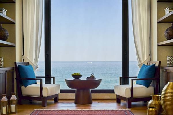 Loungebereich im Al Bustan Palace Hotel mit Blick auf das Meer.