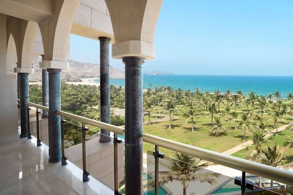 Blick von der Balkon des Al Bustan Palace, A Ritz Carlton Hotel auf den Ozean