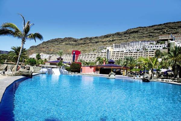 Außenpool des LIVVO Lago Taurito Hotels mit Blick auf die Berge und Gebäude