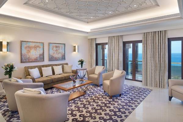 Wohnzimmer im Al Bustan Palace, A Ritz Carlton Hotel mit Blick auf das Meer.