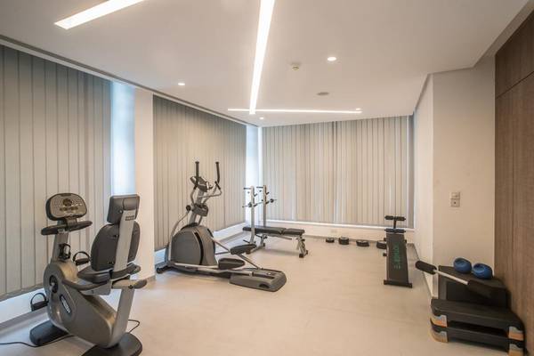 Fitnessraum im Vassos Nissi Plage Hotel mit diversen Geräten und Trainingswerkzeugen.