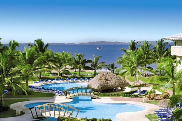 Poolbereich des Fiesta Resort All Inclusive mit Blick auf den Strand und Palmen