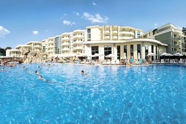 Schwimmbad im DAS Club Hotel Sunny Beach mit vielen Gästen und Sonnenschirmen