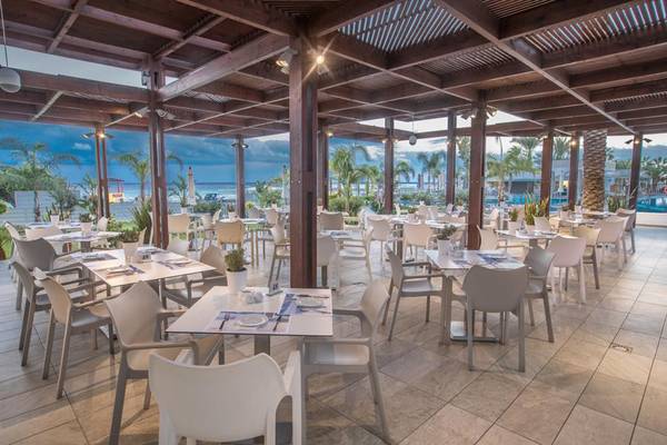 Terrasse des Vassos Nissi Plage Hotels mit Blick auf den Ozean