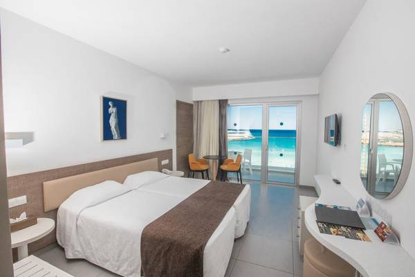 Hotelzimmer im Vassos Nissi Plage mit Blick auf das Meer und einen Balkon.