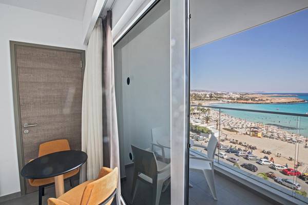 Aussicht von der Balkon des Vassos Nissi Plage Hotels auf den Strand