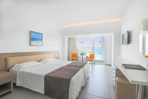 Doppelbettzimmer im Vassos Nissi Plage Hotel mit Blick auf das Meer