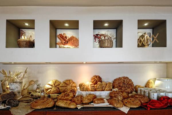 Verschiedene Brotsorten auf einem Tisch im Blue Bay Resort.