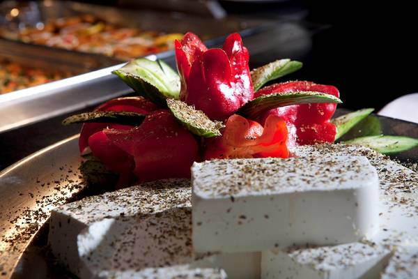 Nahrungsmittelplatte mit rotem Pfeffer und Feta-Käse im Blue Bay Resort.