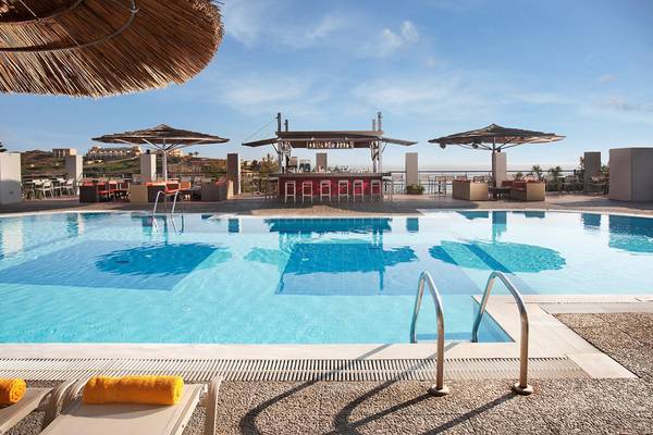 Außenpool und Barterrasse im Blue Bay Resort