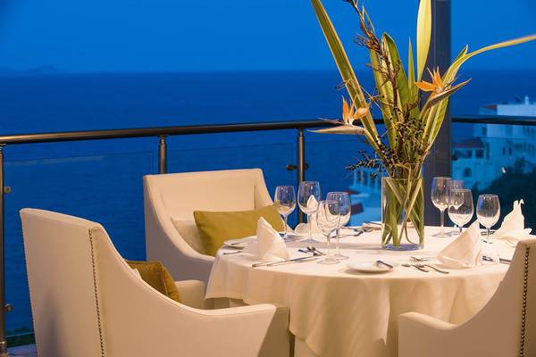 Sitzecke auf der Terrasse des Blue Bay Resorts mit Blick auf das Meer.