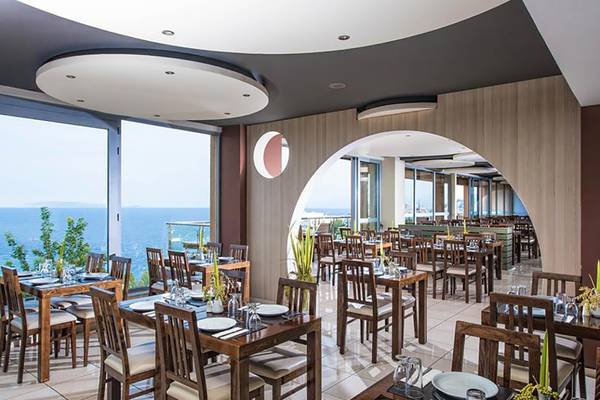 Innenansicht des Restaurants im Blue Bay Resort mit Blick auf das Meer.