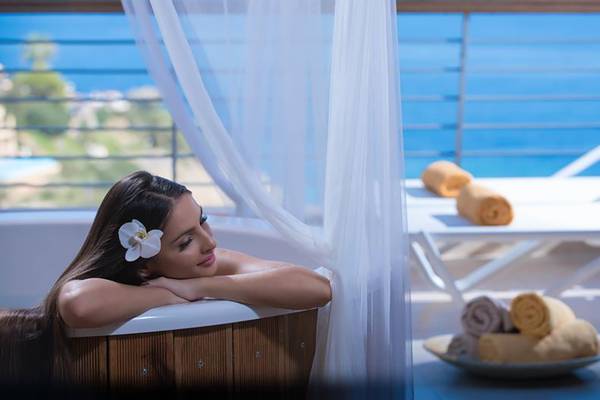 Frau im Whirlpool mit Meerblick im Blue Bay Resort