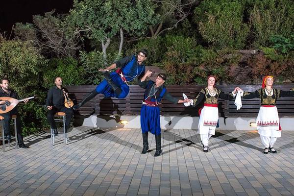 Live-Performance im Blue Bay Resort mit Tänzern und Musikern bei Nacht