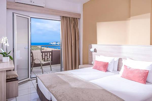 Doppelzimmer im Blue Bay Resort Hotel mit Blick auf das Meer und einen Balkon