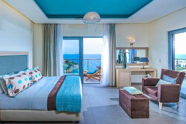 Hotelzimmer des Blue Bay Resorts mit Blick auf das Meer von einer Terrasse.