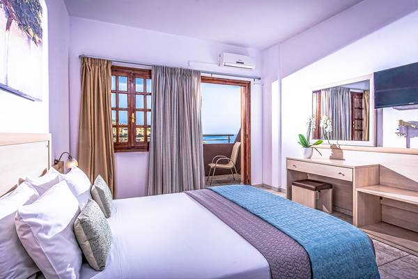 Schlafzimmer im Blue Bay Resort mit Balkon und Meerblick