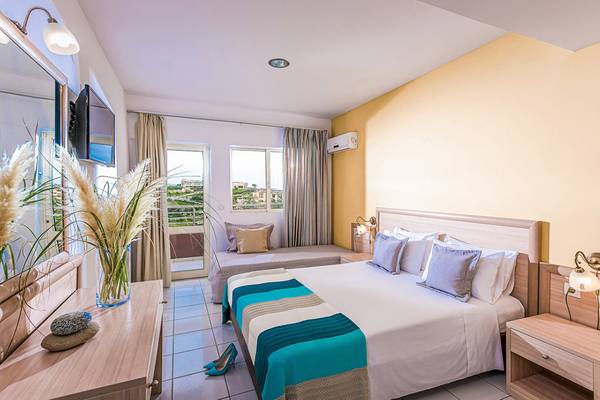 Ein modernes Hotelzimmer mit zwei Betten, Dekor und Aussicht aus dem Fenster, Blue Bay Resort.