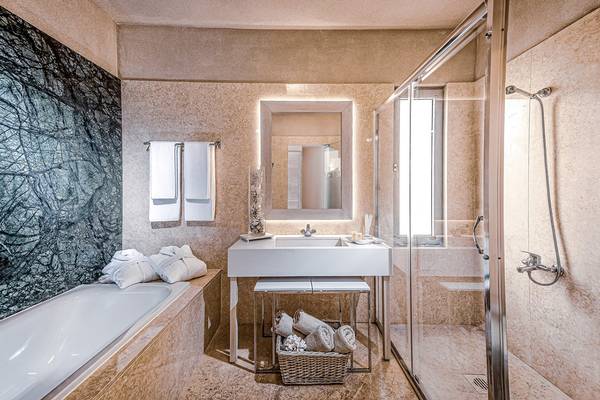 Badezimmer im Blue Bay Resort mit Badewanne, Waschbecken und separater Dusche.