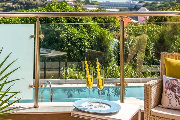 Aussicht vom Balkon des Blue Bay Resorts auf den Pool und das Meer