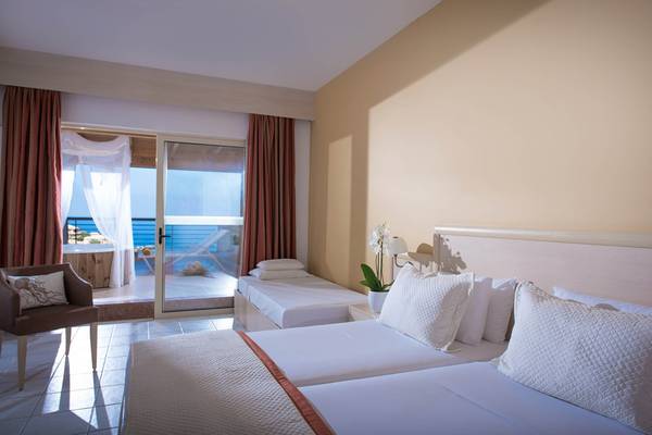 Zimmer im Blue Bay Resort mit Blick auf den Balkon und das Meer.