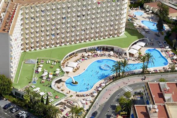 Außenansicht des Sol Guadalupe Hotels mit Swimmingpool, Liegebereichen und Gebäuden