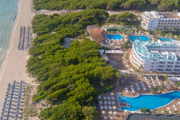 Luftaufnahme des Iberostar Selection Albufera Playa Hotels mit Stränden, Pools und Sonnenschirmen.