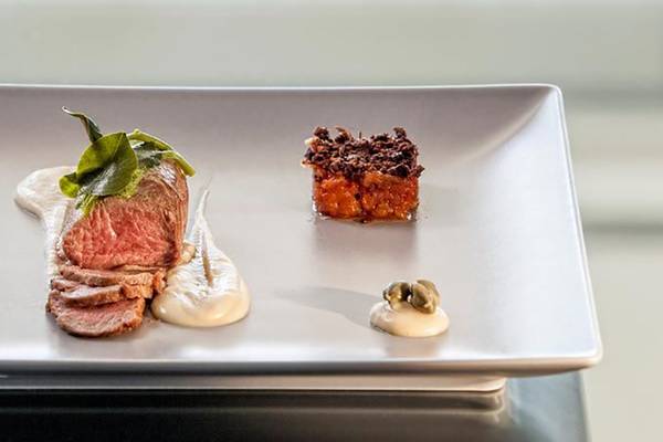 Gerichteter Teller mit Steak, Beilagen und Garnierungen.
