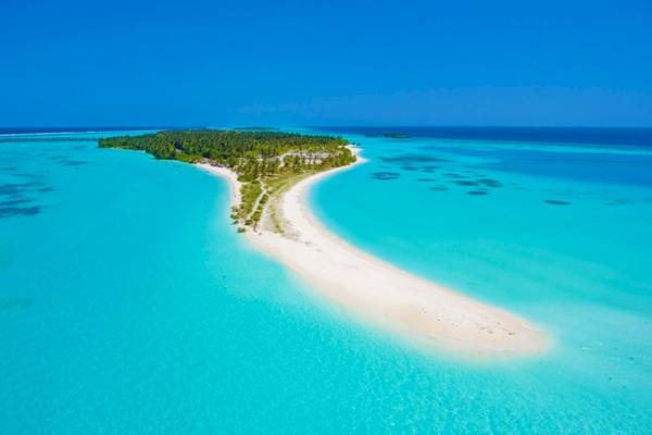 Luftaufnahme der Villa Park Insel in den Malediven mit blauem Ozean und weißem Sandstrand.