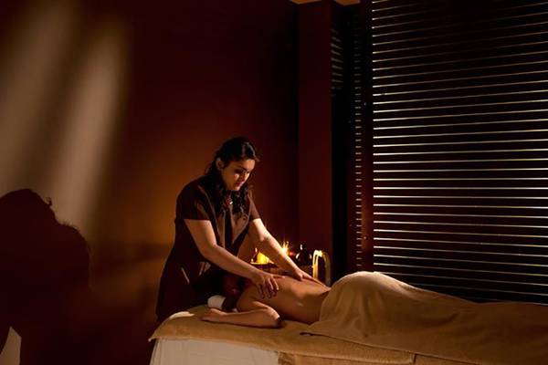 Eine Frau erhält eine Massage im Aqua Blu Boutique Hotel & Spa.