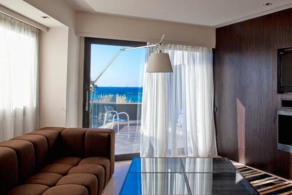 Wohnzimmer des Aqua Blu Boutique Hotels mit Aussicht auf das Meer.