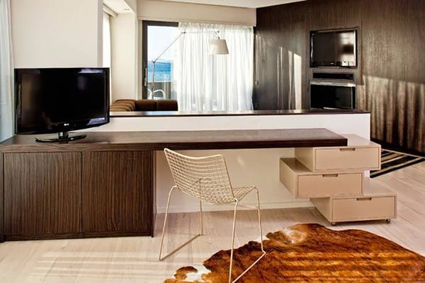 Arbeitsbereich im Aqua Blu Boutique Hotel & Spa Zimmer mit Fernseher und Schreibtisch.