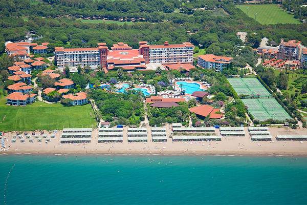 Luftaufnahme des Belconti Resorts mit Swimmingpools, Tennisplätzen und Strandliegen