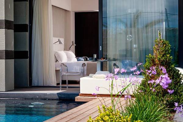 Außenbereich der Suite im Aqua Blu Boutique Hotel & Spa mit Swimmingpool und Loungebereich.