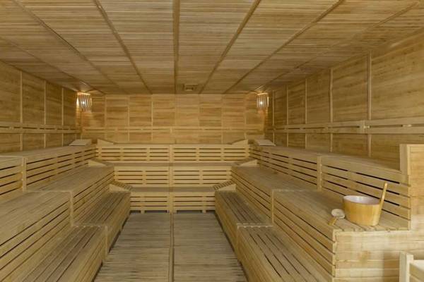 Innenansicht der Sauna im Royal Alhambra Palace mit Holzbänken und zwei Laternen