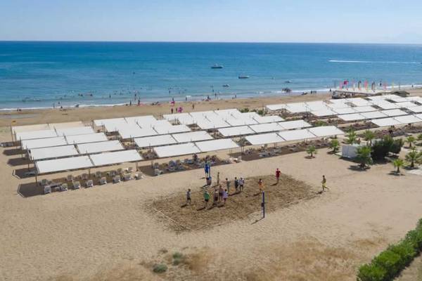 Luftaufnahme des Royal Alhambra Palace Strands mit Volleyballplatz und vielen Sonnenschirmen