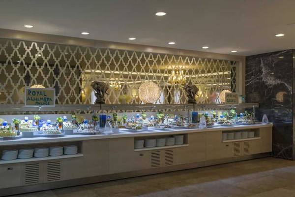 Buffetbereich des Royal Alhambra Palace Hotels mit einer Vielzahl von Gerichten und einer großen Glaswand.