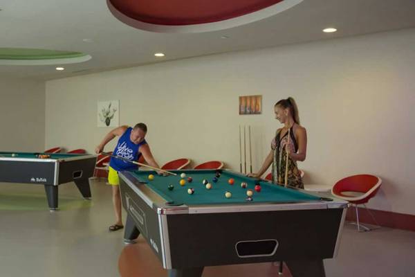Ein Mann und eine Frau spielen Billard im Hotel Royal Alhambra Palace.