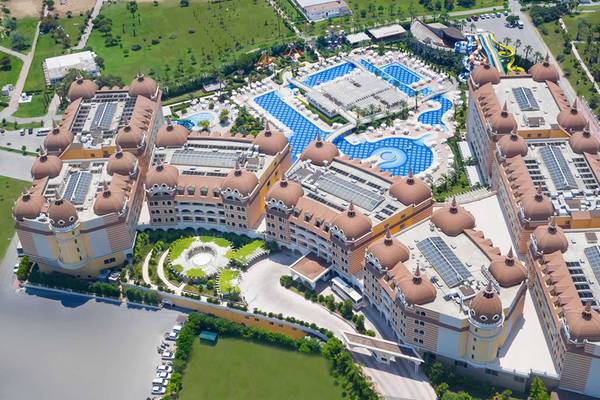 Luftaufnahme des Royal Alhambra Palace Hotels mit Swimmingpools und Solarmodulen auf dem Dach.