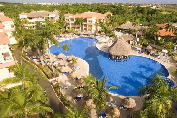Luftaufnahme des Bahia Principe Grand Turquesa Hotels mit großem Swimmingpool und Palmen.